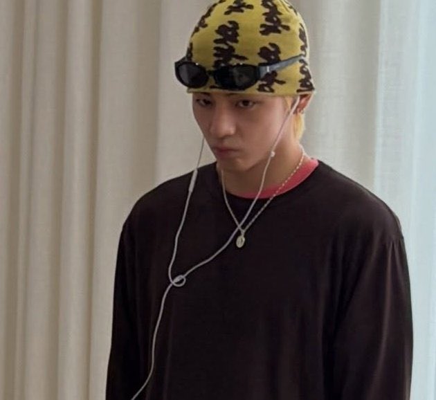 layovermoods's tweet photo. find you a man who still uses wired earphones in this era https://t.co/ekSMvUyOFd