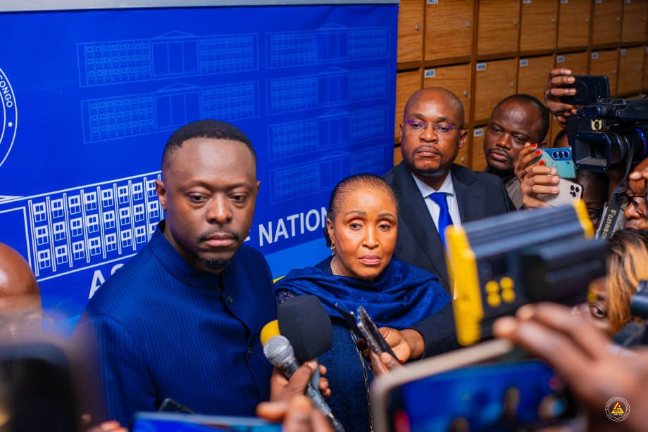MechackKanku01's tweet photo. Assemblée nationale : @ted_lwamba défend les efforts de la SNEL face aux défis de la desserte électrique

Lors d’une séance plénière tenue ce vendredi 8 mai à Assemblée nationale, le Directeur Général de la SNEL, le Prof, Dr, Ir, Teddy Lwamba Muba, a répondu aux neuf préoccupations soulevées par le député national Muyombi Tshumbi Jethro concernant la situation de la desserte en énergie électrique en République démocratique du Congo.