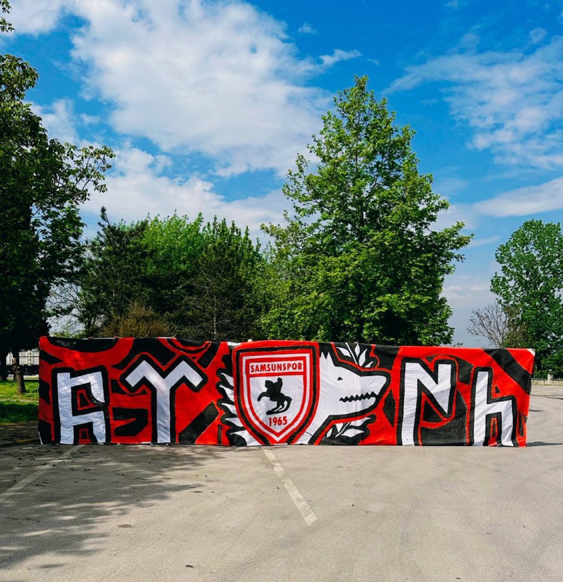 turklendikkk's tweet photo. Samsunspor taraftarının yaptığı muazzam pankart…
Her tribünde böyle pankartlar görmek lazım 🐺🇹🇷 https://t.co/Mq8IMPepuD
