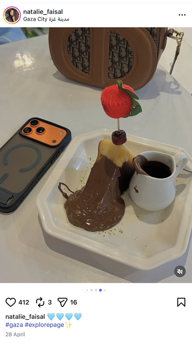 AtticusJazz's tweet photo. Neue Aufnahmen aus Gaza mit sehr sehr viel Schokolade, iPhone 17 Pro und Christian Dior.

Eine solche Ernährung eignet sich schlecht, wenn man beim Gaza-Marathon mitlaufen will. 

Wobei...

Als Frau kann man da ohnehin nicht mitlaufen, weshalb man sich sorglos weiter in flüssiger Schokolade ertränken darf.