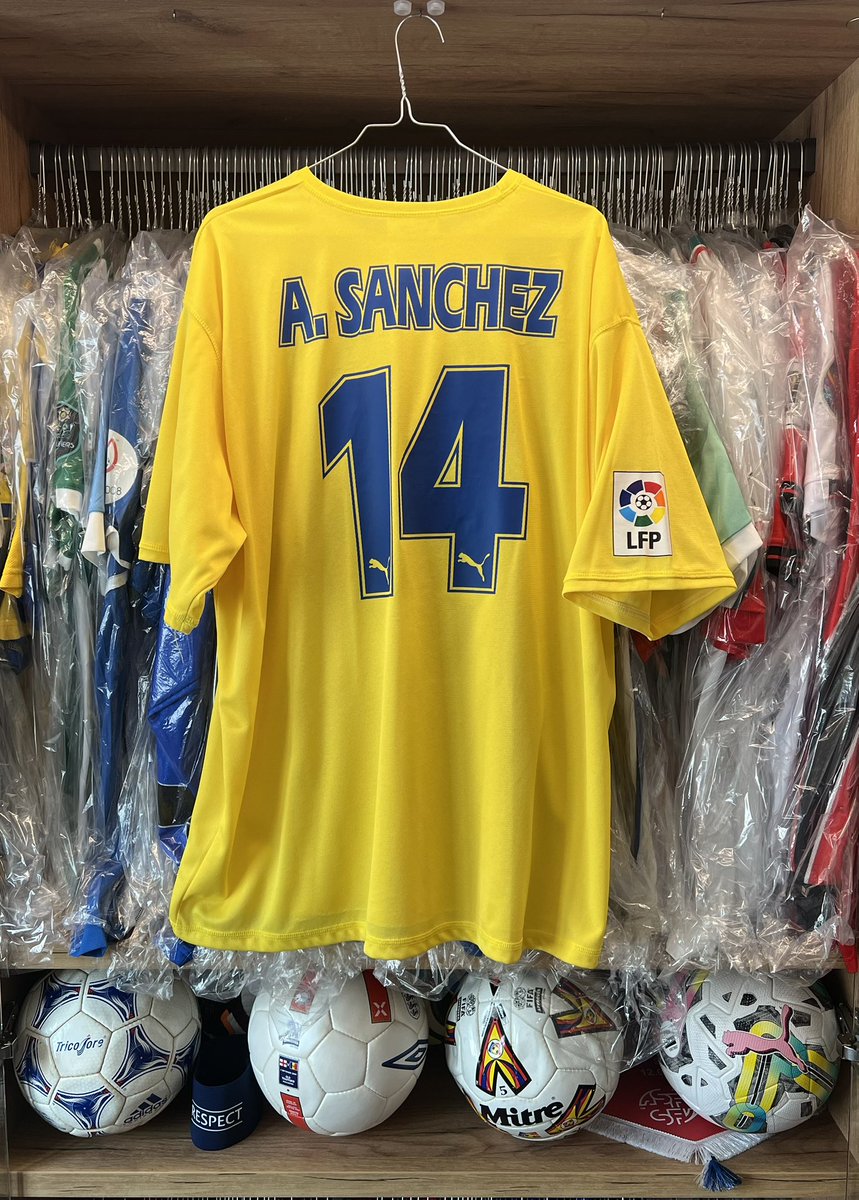ildelima6's tweet photo. Hoy quiero tomarme un momento para dar la bienvenida a los aficionados de la UD a Andorra 🇦🇩, con la camiseta de Ángel Sánchez como un homenaje personal a un compañero y amigo que siempre llevaré conmigo. Esperamos que por Andorra pase el camino de la @udlaspalmasoficial 💙💛 *️⃣ https://t.co/dicbYxkLvy