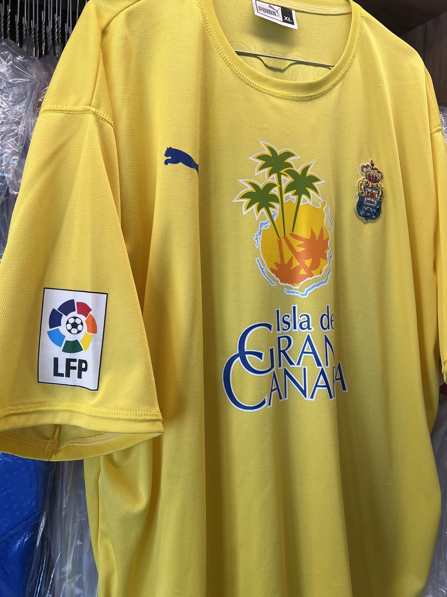 Hoy quiero tomarme un momento para dar la bienvenida a los aficionados de la UD a Andorra 🇦🇩, con la camiseta de Ángel Sánchez como un homenaje personal a un compañero y amigo que siempre llevaré conmigo. Esperamos que por Andorra pase el camino de la @udlaspalmasoficial 💙💛 *️⃣