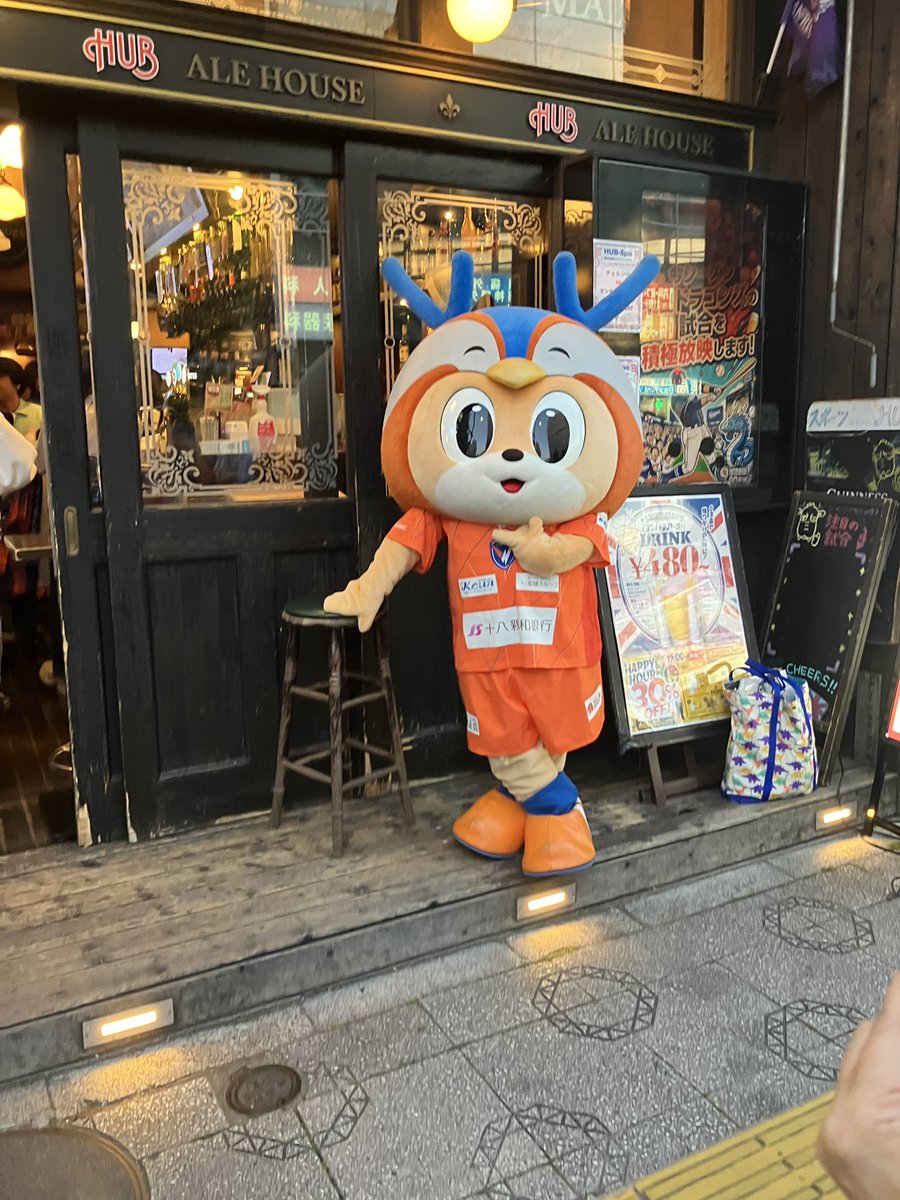 HUBの前でかっこいいポーズ⭐️

（おさけはのめません）