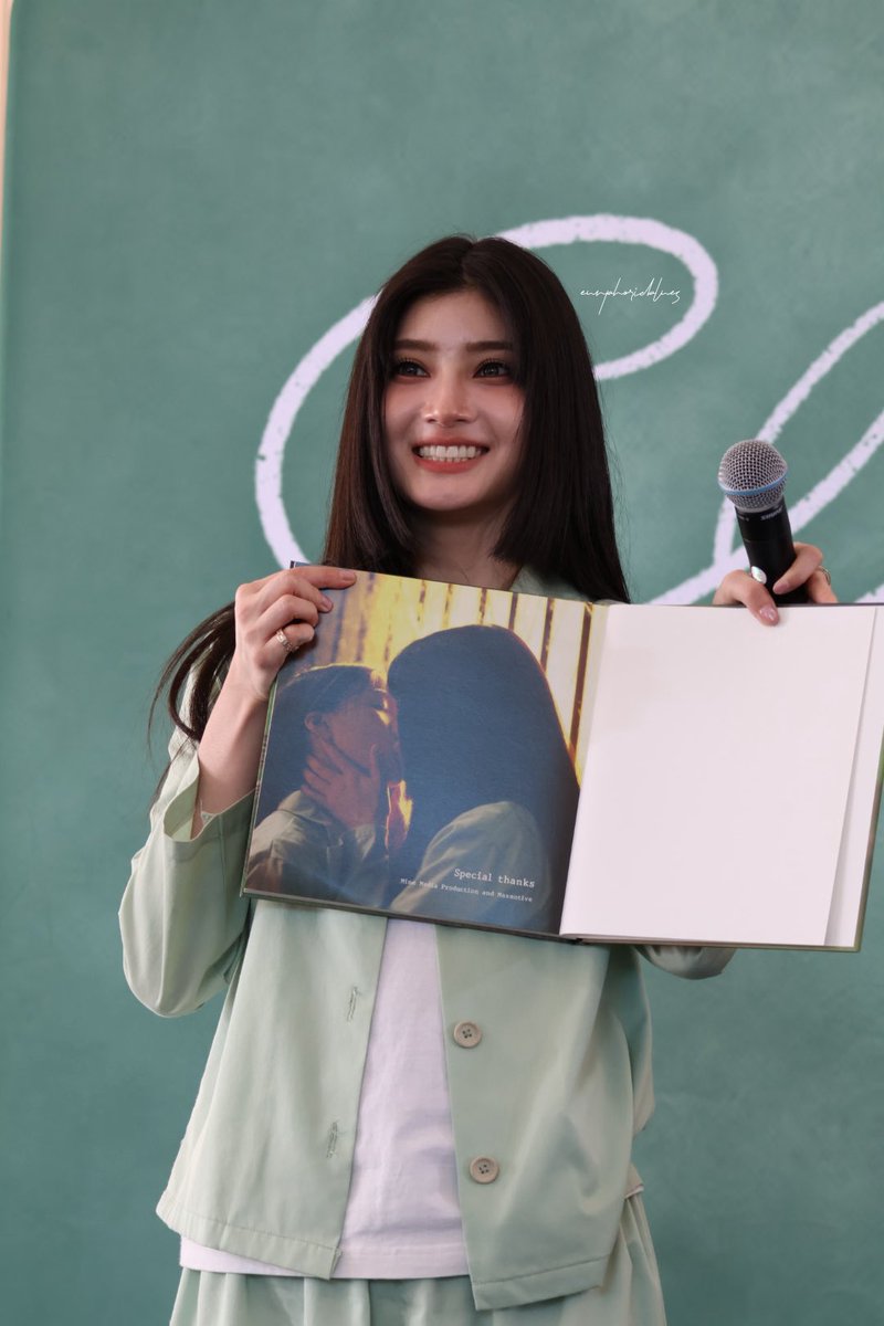eunphoricblues's tweet photo. mable with her favourite photo from the photobook 🥹

BLEJIE BEFORE FADE FANSIGN

#ClaireBellFansign https://t.co/QGt4WpLSNp