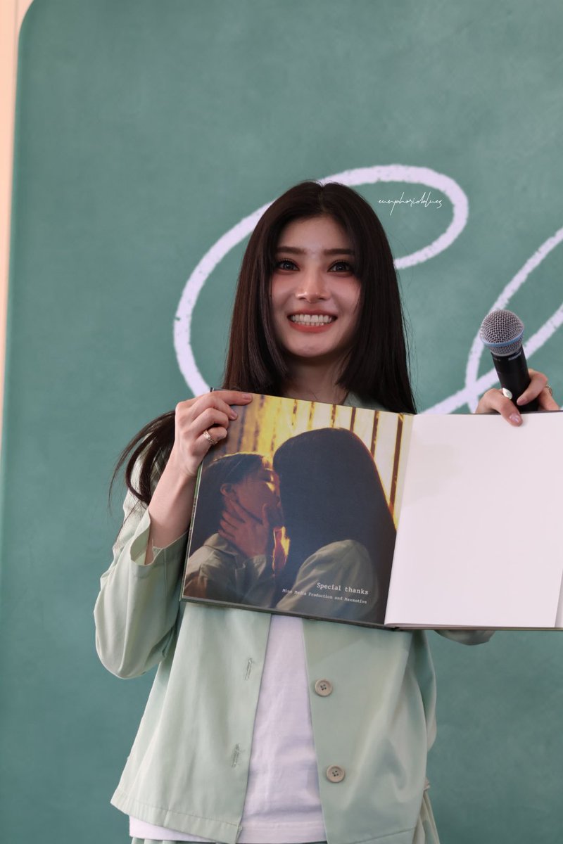 eunphoricblues's tweet photo. mable with her favourite photo from the photobook 🥹

BLEJIE BEFORE FADE FANSIGN

#ClaireBellFansign https://t.co/QGt4WpLSNp