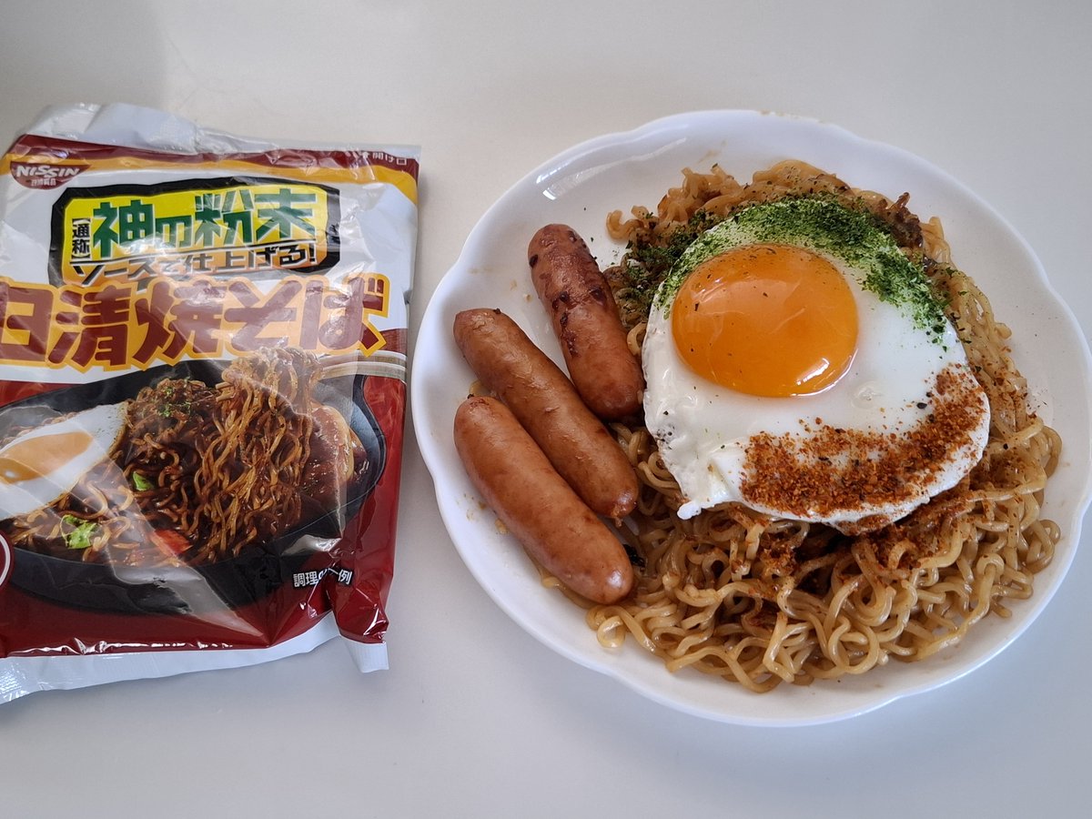 今日のお昼は陰陽師焼そば(シャウ焼そば)目玉焼き＆七味唐辛子
