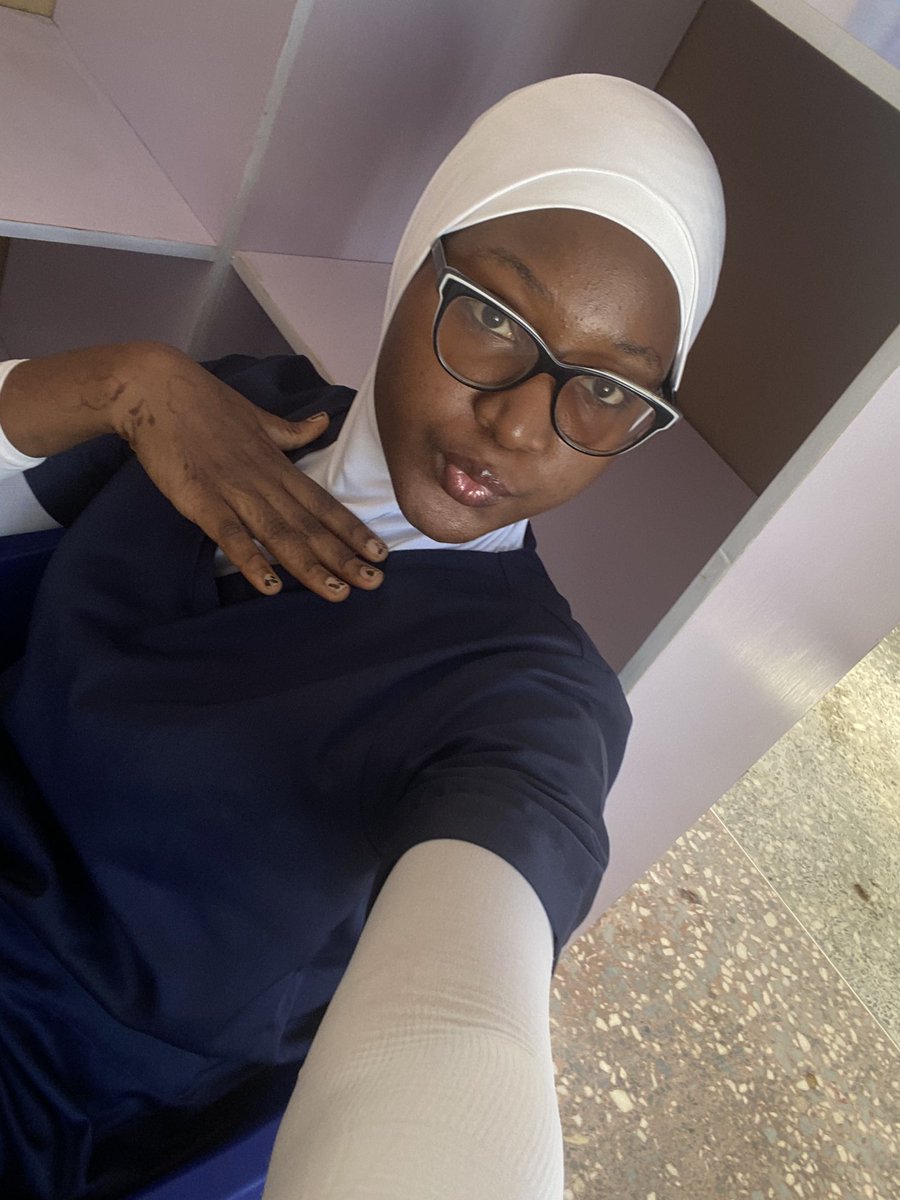 saakeenah_'s tweet photo. On Duty                           Off Duty https://t.co/V6tGvWVuxP