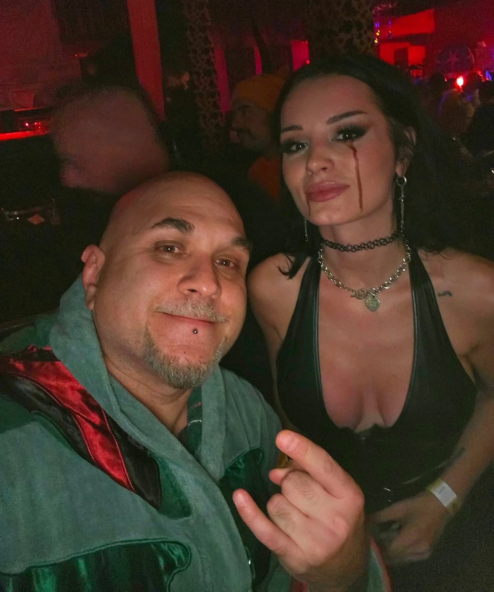 Jman2205's tweet photo. @Saraya @LinaFanene Halloween came early but you got this! https://t.co/p5pEZIk9vQ
