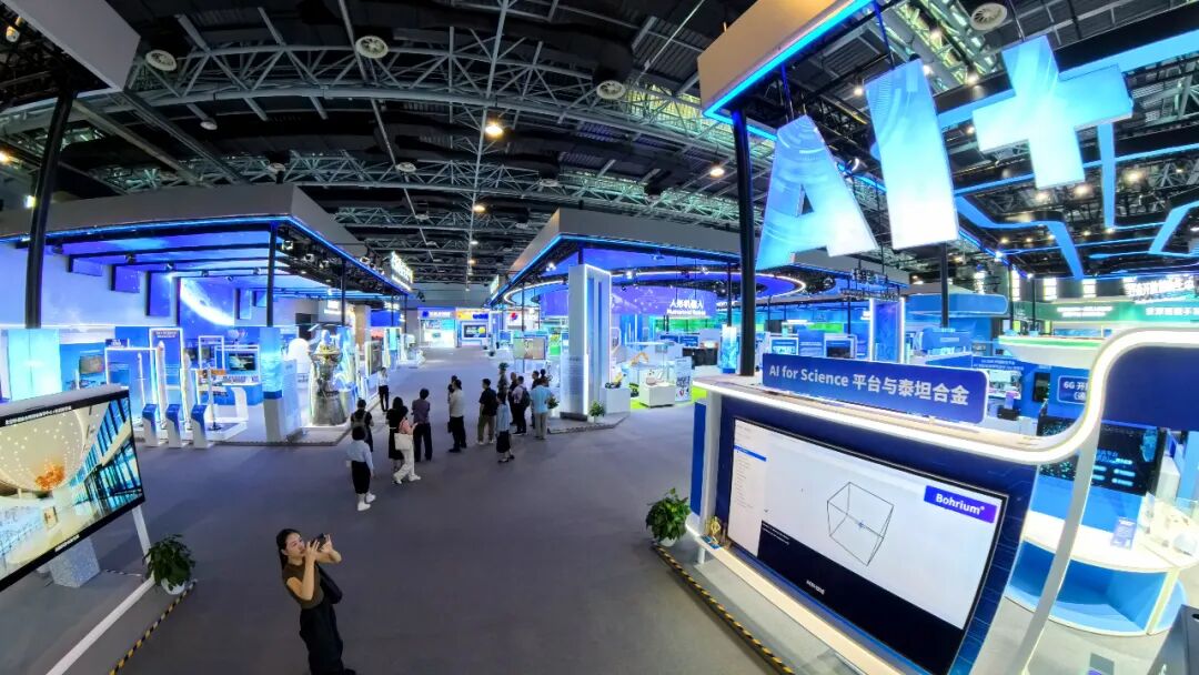 Zhongguancun11's tweet photo. #Beijing continues to enhance its capabilities in #basicresearch.🦾  

The city's R&D investment intensity has remained above 6%, with basic research accounting for nearly 16% of its total R&D spending.🔬   

Beijing is home to the largest number of key laboratories in China. It ranks among the world's leading cities for highly cited scientists.✨ #Zhongguancun #ZGC