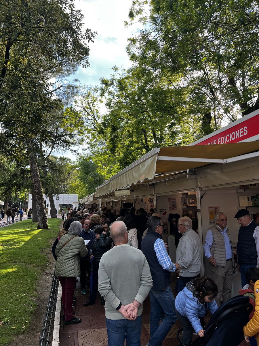 JormazabalF's tweet photo. Mil gracias a @aache_ediciones por tratarnos así a vuestros autores. Mi primera feria del libro como autor en #Guadalajara. Una experiencia personal inolvidable. Gracias a los amigos y lectores que se acercaron y también a otros autores con los que es un verdadero placer compartir experiencia #HistoriadeValdeluz #Valdeluz #Yebes #Pelotazo #BurbujaInmobiliaria #CiudadFantasma Mi libro disponible en https://t.co/rDszdhPmnj y en todas las plataformas y librerías de España
