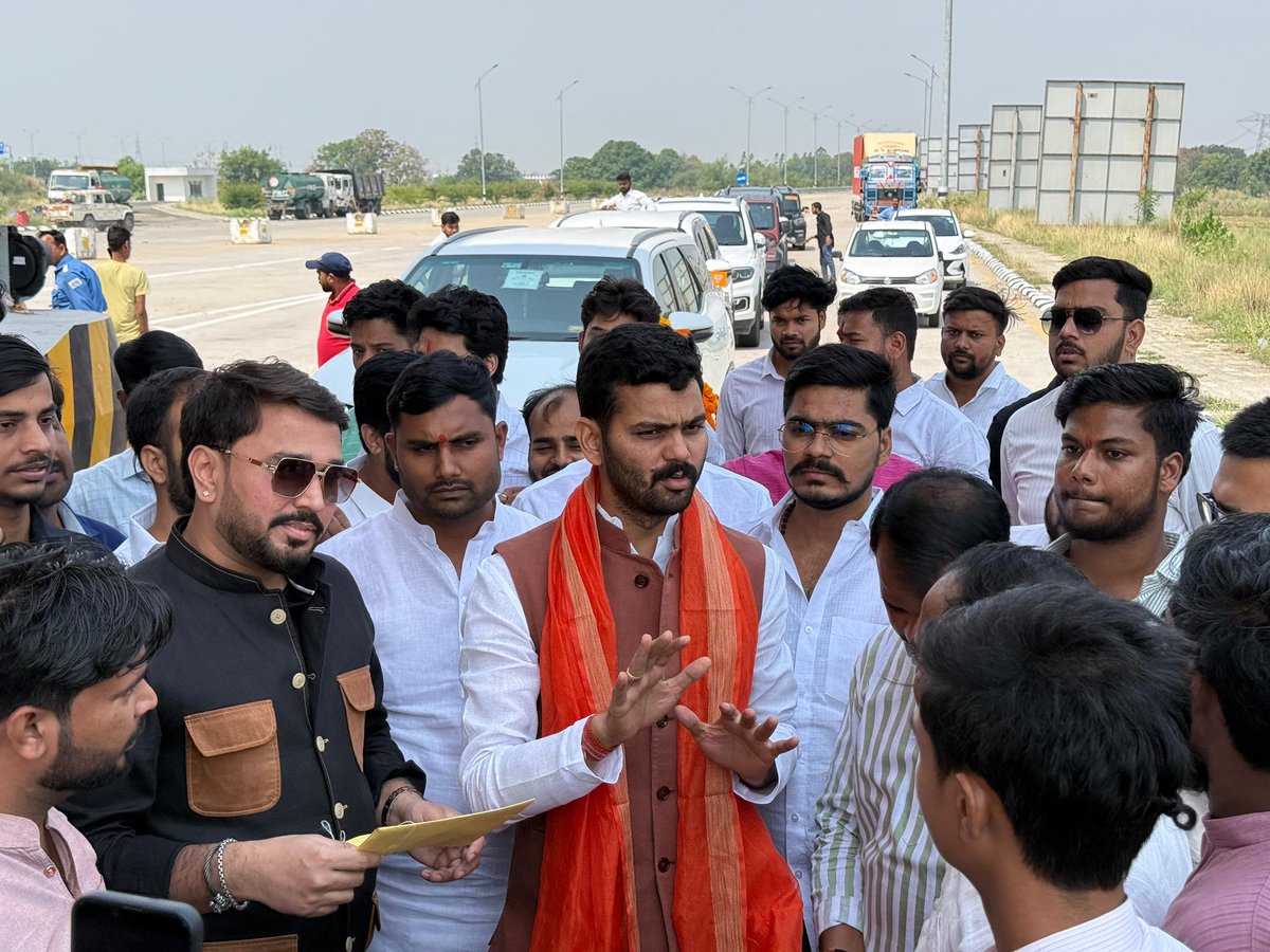 bjpharshvardhan's tweet photo. समाजवादी पार्टी द्वारा हमारे लोकप्रिय नेता प्रदेश अध्यक्ष श्री पंकज चौधरी जी के विषय में की गयी व्यक्तिगत टिप्पणी को लेकर आज आजमगढ़ स्थित सपा राष्ट्रीय अध्यक्ष अखिलेश यादव के महल के बाहर भाजयुमो क्षेत्रीय अध्यक्ष पुरुषार्थ सिंह एवं युवा मोर्चा आजमगढ़ एवं लालगंज के सैकड़ों कार्यकर्ताओं के साथ  प्रदेश के 10 दिमागी डॉक्टर का नाम साझा किया गया एवं यह निवेदन किया गया की अपने कार्यकर्ताओं की दूषित मानसिकता का इलाज कराएं ।
@mppchaudhary @idharampalsingh @BJP4UP