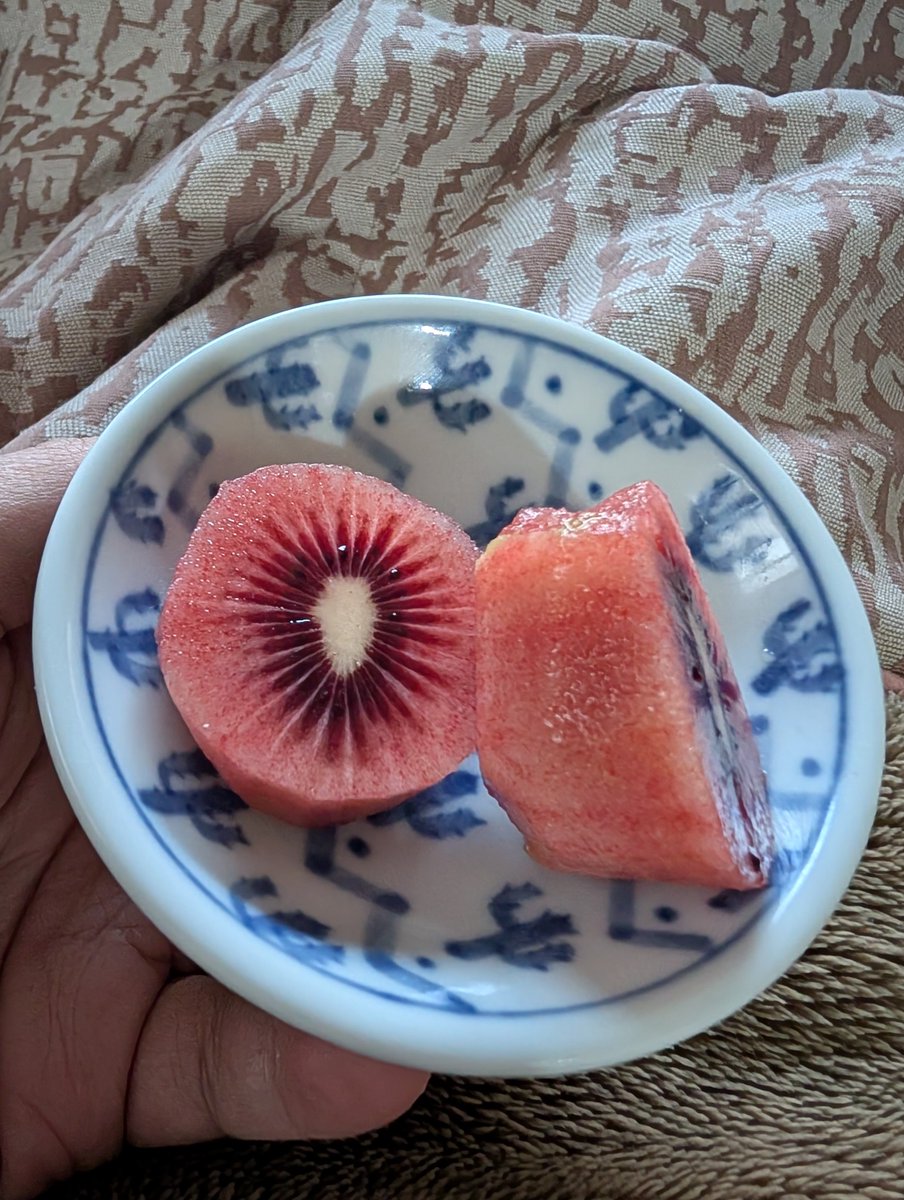 これももらってきた真っ赤なキウイ🥝 赤いやつ食べるの初めてかも！