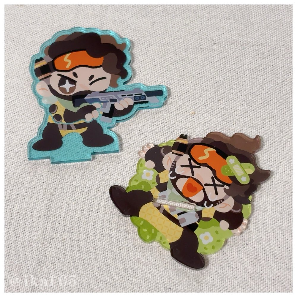 デコイアクスタ！本体はダウンして下で伸びてます
フチなしアクスタでかわい～よ！