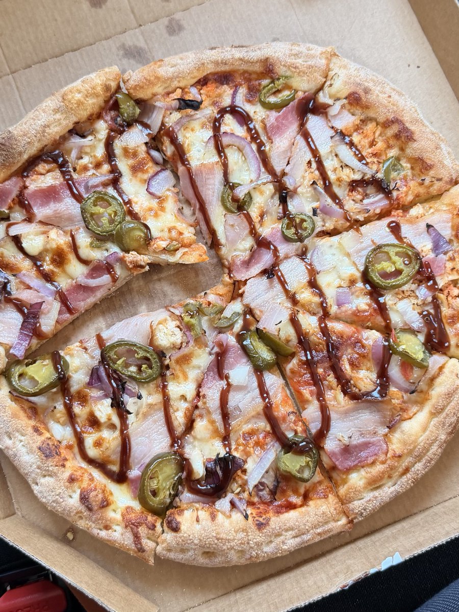 520kcal's tweet photo. the car smells like a fucking pizzeria i literally cannot do this rn.. https://t.co/gS2pGCyHPM