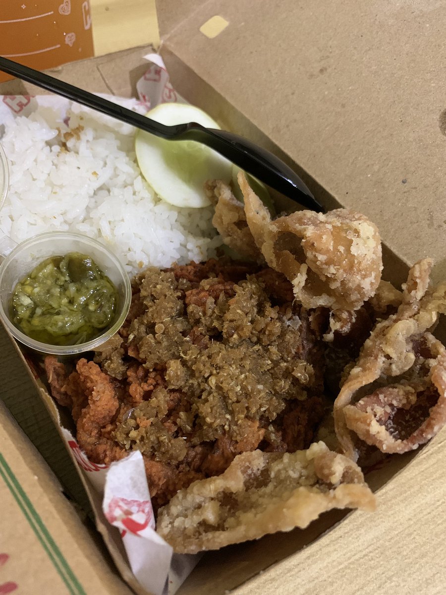 thisaemeyya's tweet photo. ayamnya sendiri udah gurih dan bumbu ketumbarnya berasa banget, tapi pas ditambah sambel ijo/kecombrang malah makin cocok, cuma aku prefer sambel ijonya 😁🙌🏻

sambel ijonya bikin seger, trs sambel kecombrangnya ada aroma khas yg seger, makan pas masih anget auto nambah nikmat bes https://t.co/bcoSvKI0qO