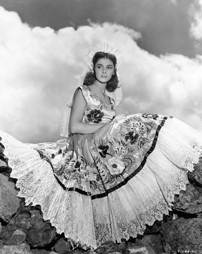 Pier Angeli in a traditional Mexican dress, 1953 🇲🇽 
#Mexico