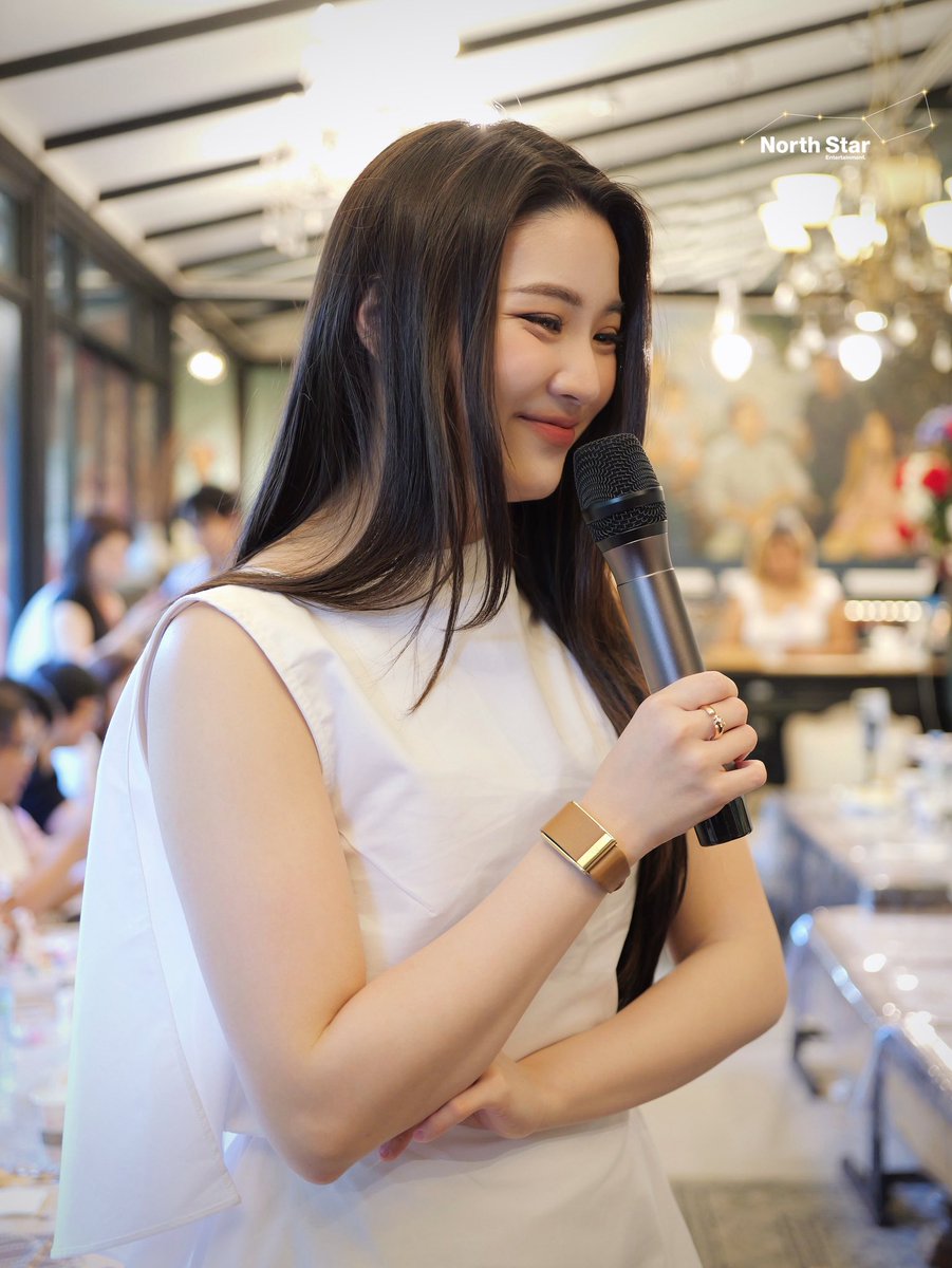 คุณครูจินนี่เดินตรวจงานพี่ๆ อัลกี้ระหว่างทำ workshop งับ 🎨

MY EYES ON GINNY EVENT
#EyesOnGinnyWithVeridian
