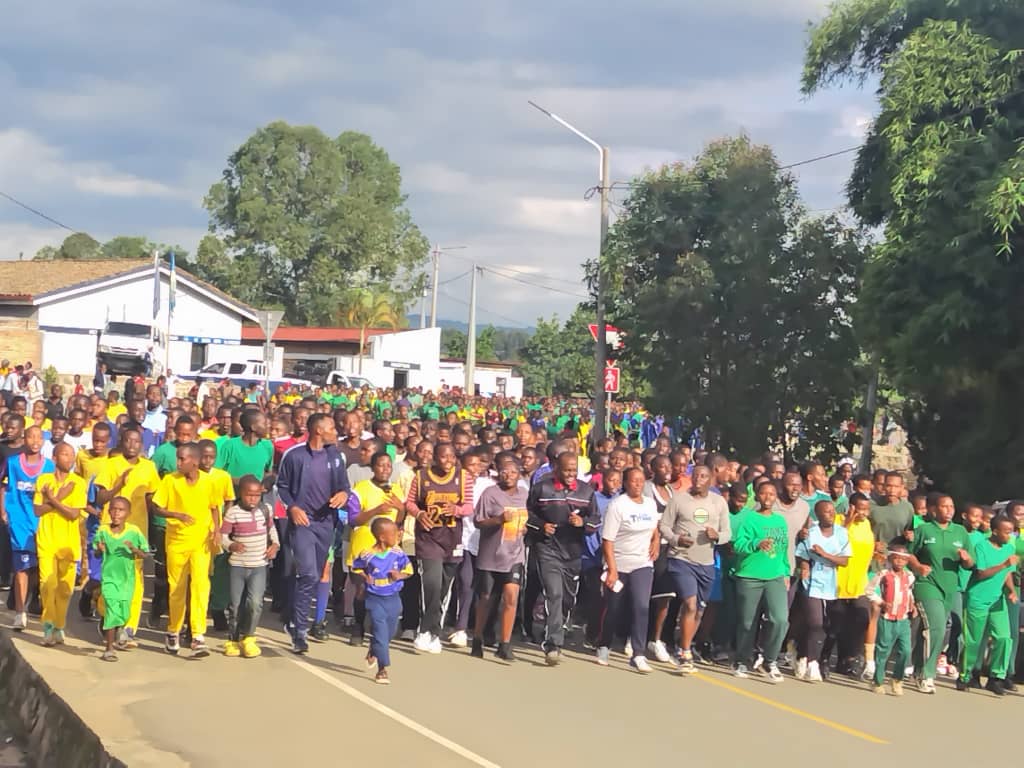 NyaruguruRyvcp's tweet photo. Uyu munsi, urubyiruko rw'abasore n'inkumi mu Mirenge ya #Kibeho na #Cyahinda rwitabiriye siporo rusange, runafatanya n'ubuyobozi gukora ubukangurambaga kuri gahunda za leta. https://t.co/eS92Xl1QIg
