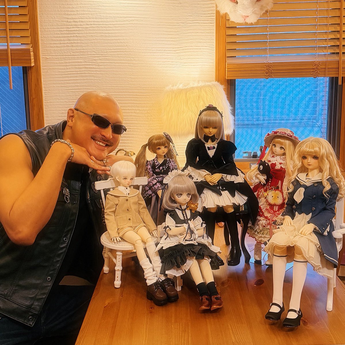 mafia_kajita's tweet photo. マリアミで愛しの水銀燈とティータイム☕️🫖
相席した皆さんのドールと記念撮影もできて、幸せな時間でした😎

#marionneteAmis
#マリアミ
#ドールカフェ
#ドール https://t.co/rn5su8BWMj