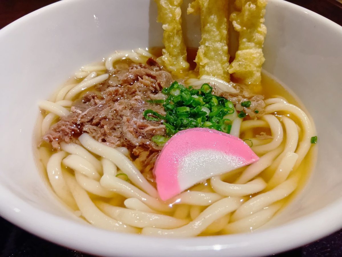 MeshiNaviSystem's tweet photo. 博多港「波葉の湯」の食事処「#れすとらん波葉」で、肉ごぼ天うどんを頂きました。アッサリとした出汁に肉の甘みや天ぷらのコクが加わって、味に深みが出ています。街中のうどん屋と比べて随分と値が張りますが、入浴の合間に食べるには丁度良いかも。 https://t.co/vdHXnKnXqN