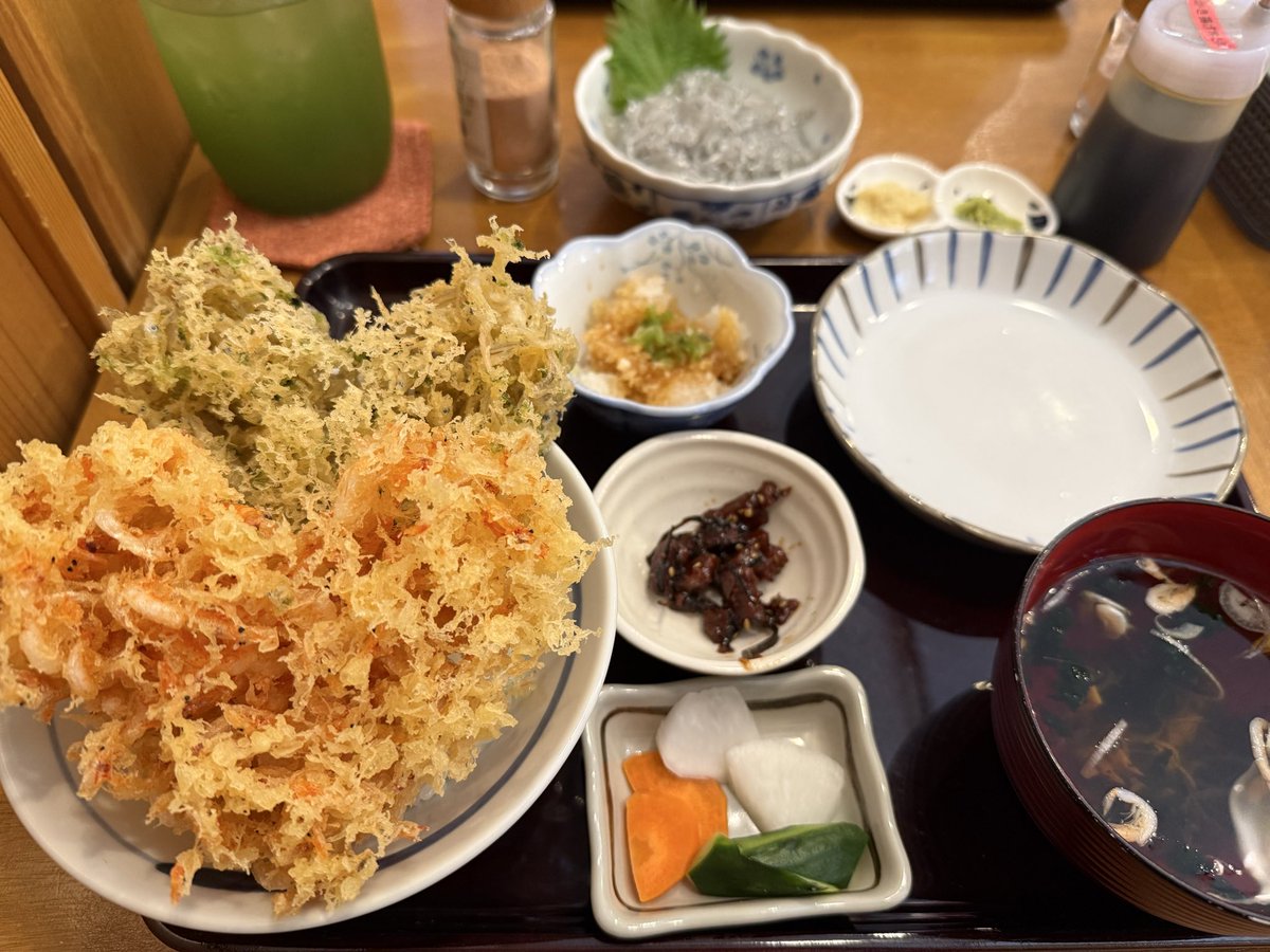 夕焼けが綺麗️🩵🧡🩷✨️

晩ご飯はなに❓と聞かれたけれど
お昼の
さくらエビとしらすのかき揚げ丼…
（私のだけハート型☺️🫶）

2時間待ちとボリュームで
晩ご飯考えられない😂😂😂