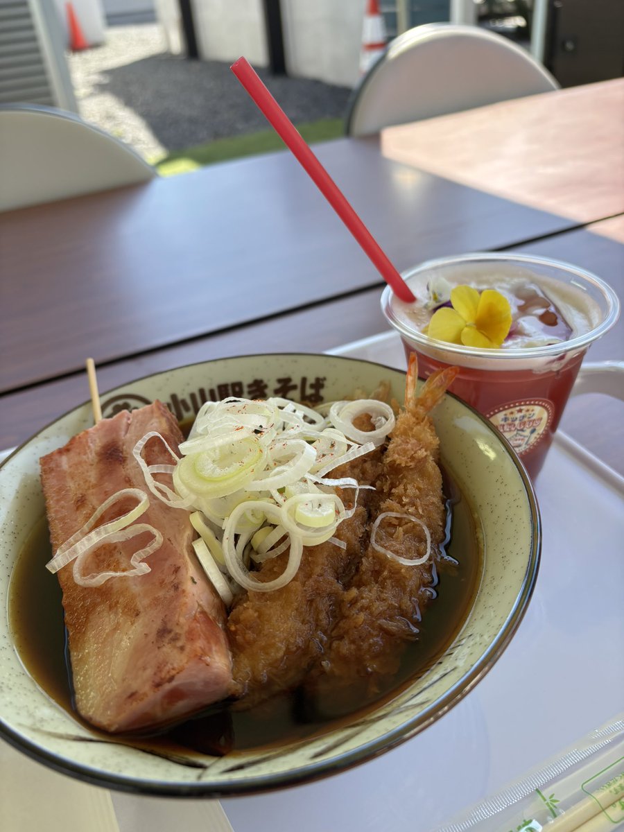 U9LuiSgfuX47454's tweet photo. きそば2杯&amp;プール🍜🏊
プールを横目に心地よくいただきました😋

母の日限定ハイビスカスブーケ🌺
お花、染み染みレモンも美味しかったぁ〜🥤

締めはハンドドリップコーヒー☕︎

初ファルコン吉田さんに会えてテンションあげあげ😎⤴️🎣

#小山のきそば号
#KISSA33
#キッチンサーカス
#ガーデン倶楽部 https://t.co/cSY22maMxb