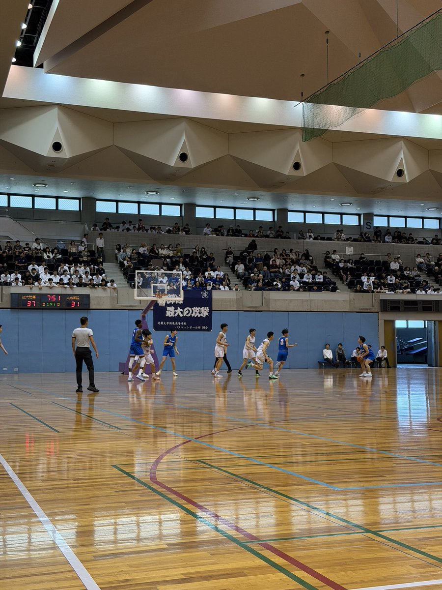 takuya1007h's tweet photo. 9.Sat 2026 大阪府🏀インターハイ予選3戦目
⁡
太成学院大学高校
50 vs 65 近大附属高校さん
⁡
ベンチ入りメンバーで3年生は1人
スターティング5にも1年生がいるチーム
⁡
ここからさらに上の景色を観る為には、足らない事やるべき事がまだまだ盛り沢山ですが
そのぶん、可能性も盛り沢山💪🏻
⁡
我慢力と覚悟に期待

"Patience is a key element of success"-Bill Gates

#太成学院 
#バスケットボール
#トレーナー