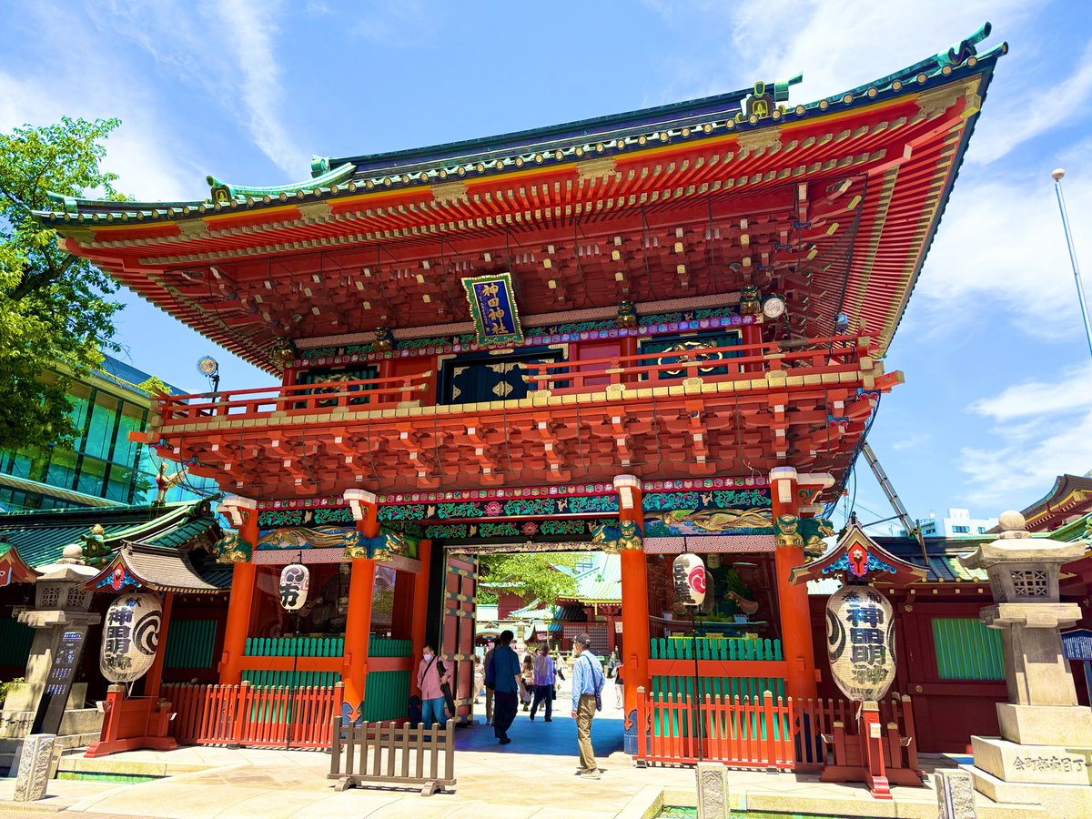 Cyua_0501's tweet photo. 動画の撮影で神田明神へ
この楽曲はどうしてもこの場所で奏でたかった
ずっと心の奥で願っていた景色が静かに形になりました
風が揺れ、木々が囁き、祈りを携えた人々と神々の気配がひとつの世界として重なり合うような時間
この場所に流れている“見えないもの”まで映像に宿っていたら嬉しく思います https://t.co/MaBn9QRsrW