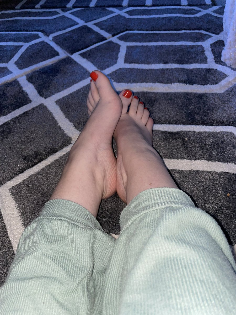 CharlieSpoil's tweet photo. I love my orange toes and so do you ☺️😵‍💫 https://t.co/xx9JxiGAUL