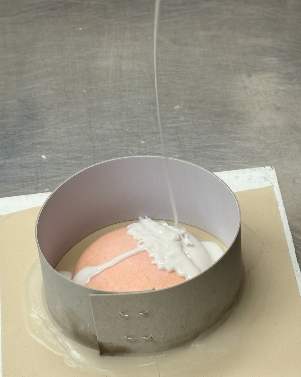 FrajSchool's tweet photo. 本日より、食品サンプルクリエーターズスクール14期がスタートしました！🎉

初日は食品サンプル作りの基本「型取り」を学びます。
簡単そうに見えるけれど、細くシリコンを流すのが意外と難しいんです…！

来週は今日の型でマカロン制作の予定です😊♪ https://t.co/wDrLqlyeu0