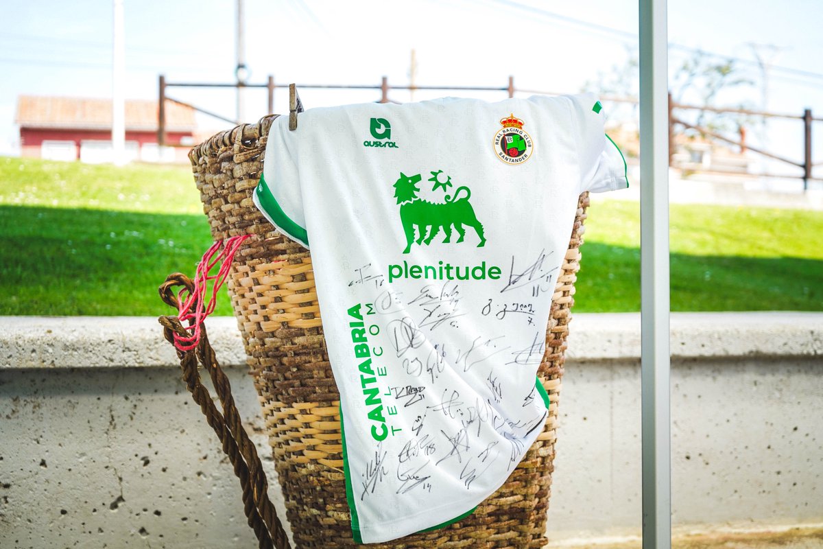 RacingFundacion's tweet photo. 🎟️ Las papeletas para el sorteo del cuévano con productos locales, experiencias y más, siguen disponibles en el Aula Costa Quebrada, Oficina de Turismo de Santa Cruz de Bezana e Instalaciones Nando Yosu, por 2€.

💚 Todo lo recaudado se destinará a la Asociación Apapachando. https://t.co/p8xPrvlTJl