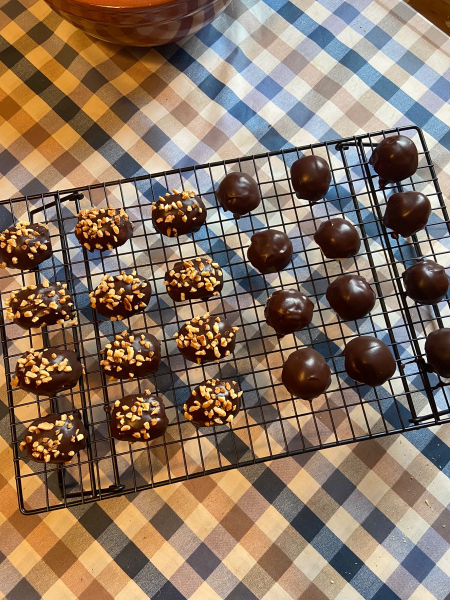 laourable's tweet photo. Panellets (as per my grandfather recipe)

You’ll need:
- 250g of potatoes
- 400g of sugar
- juice of 1/2 a lemon
- 300g almond flour

(this will make around 40 units) https://t.co/7oTIPX0gv7