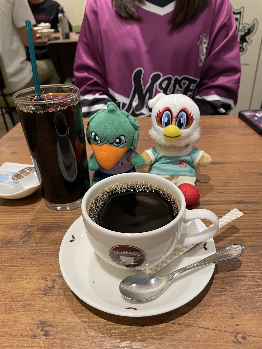 mamiyuko419's tweet photo. 昼食はこちらでした
グッズもたくさん売っていていいなぁ
そしたら山雅さんの選手達がやってきて
明日、お願いします。って言ってくれました😍
お店の方もキクをお願いしますと言ってくれた😍
明日、出てくれるといいなぁ😊
#喫茶山雅
#藤枝サポ松本遠征 https://t.co/7gWL5Jd54l