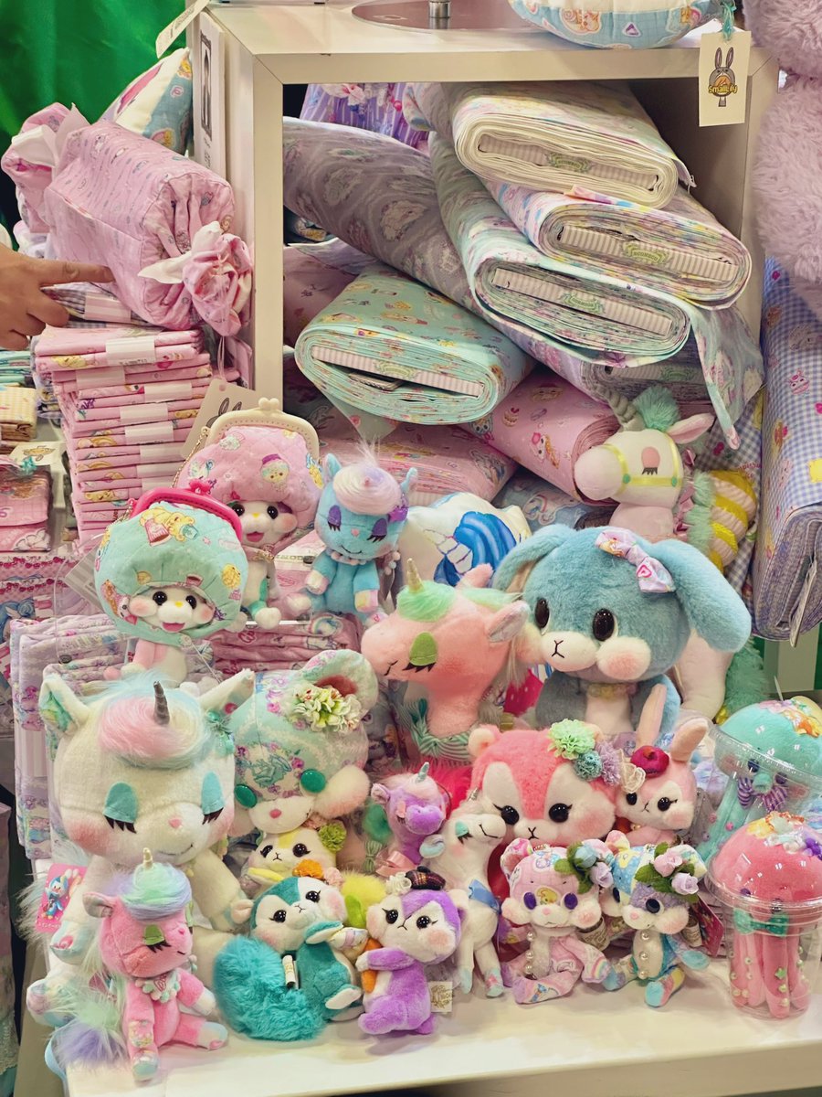 RainbowPockets's tweet photo. 東京ビックサイトの東ホールで開催中のホビーショーの手芸センタードリームさんの絵子猫さんコーナーにぬいぐるみを納品しました。
遊びに行かれる方は、ついでにお立ち寄りください☺️
ドリームさんのブースでは楽しそうなワークショップが多く開催されてますので、そちらもぜひ🍬💚🥤
明日までです。 https://t.co/htI441sSqk