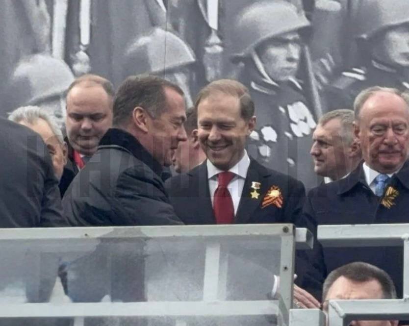 Вице-премьер Денис Мантуров появился на параде Победы с звездой Героя России. Происходит это на фоне скандала с его близким другом и соседом бывшим замминистра природных ресурсов и экологии Денисом Буцаевым, который от обвинений в коррупции и хищениях скрылся в США.