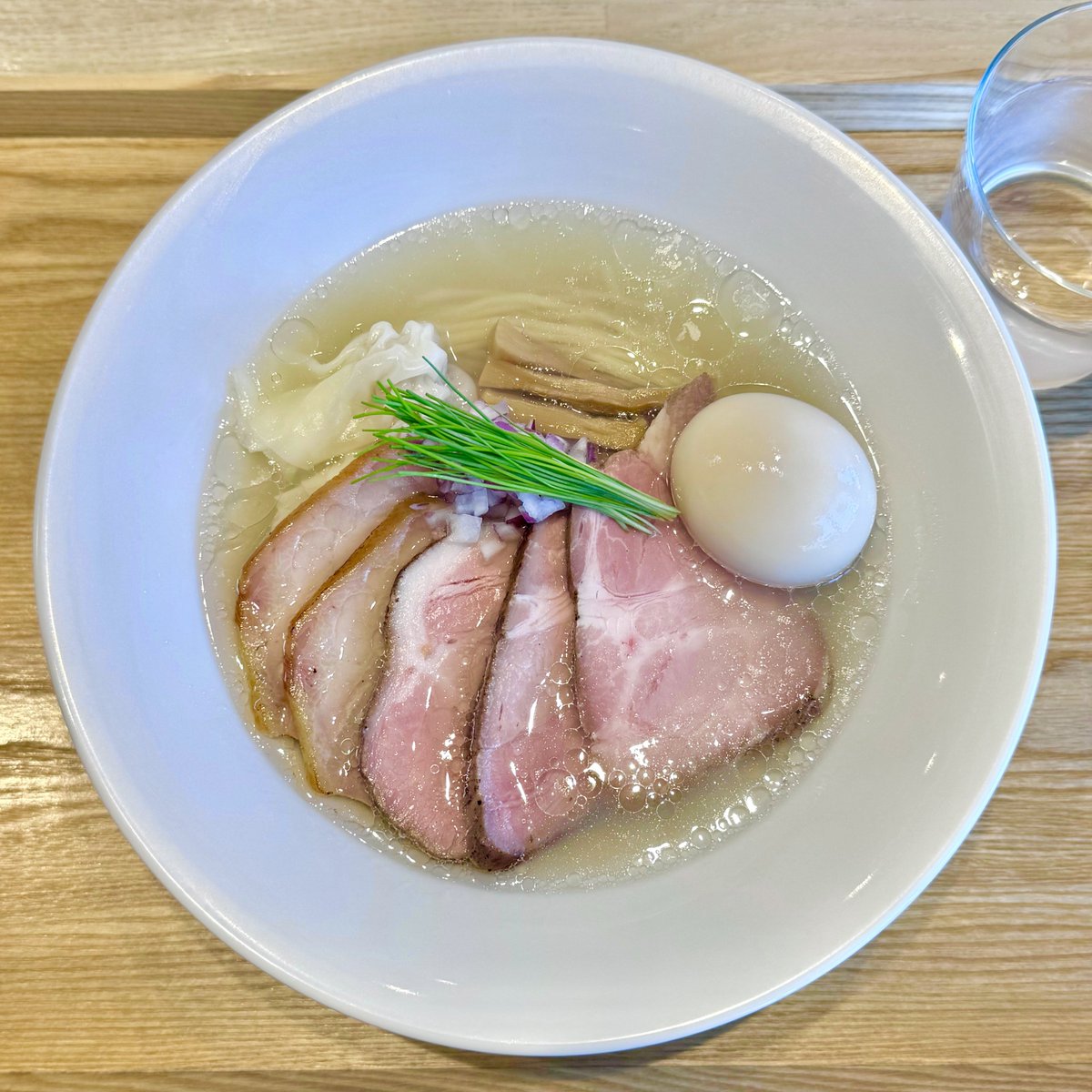 宍道湖しじみ中華蕎麦 琥珀 東京本店 @雑色
 ※完全予約制
特製中華蕎麦＜塩＞¥1700

しじみのリッチな旨味のスープは上品な癒しの美味しさ！ローストポークと豚バラのチャーシューは厚みと弾力があり、東京屈指の美味しさのチャーシューだと思う！極上の一杯でした！ご馳走様でした！