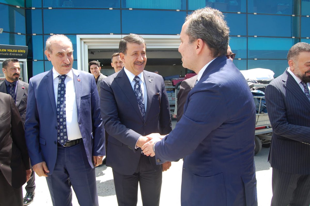 rprefah's tweet photo. Genel Başkanımız Sn. Dr. Fatih Erbakan’ı teşkilatlarımızla birlikte havaalanında karşıladık. 
Peygamberler şehri Şanlıurfa’mıza hoş geldiniz sefa getirdiniz muhterem genel başkanımız . 
@erbakanfatih 
@nureddingul 
@BO_Osmanagaoglu https://t.co/sos5iwG9zz