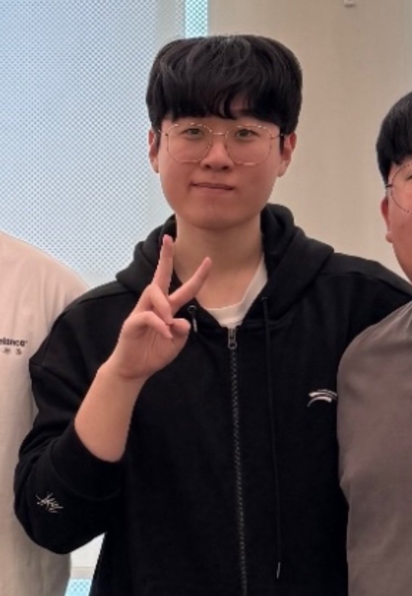 저 후드 되게 잘입고 다닌당