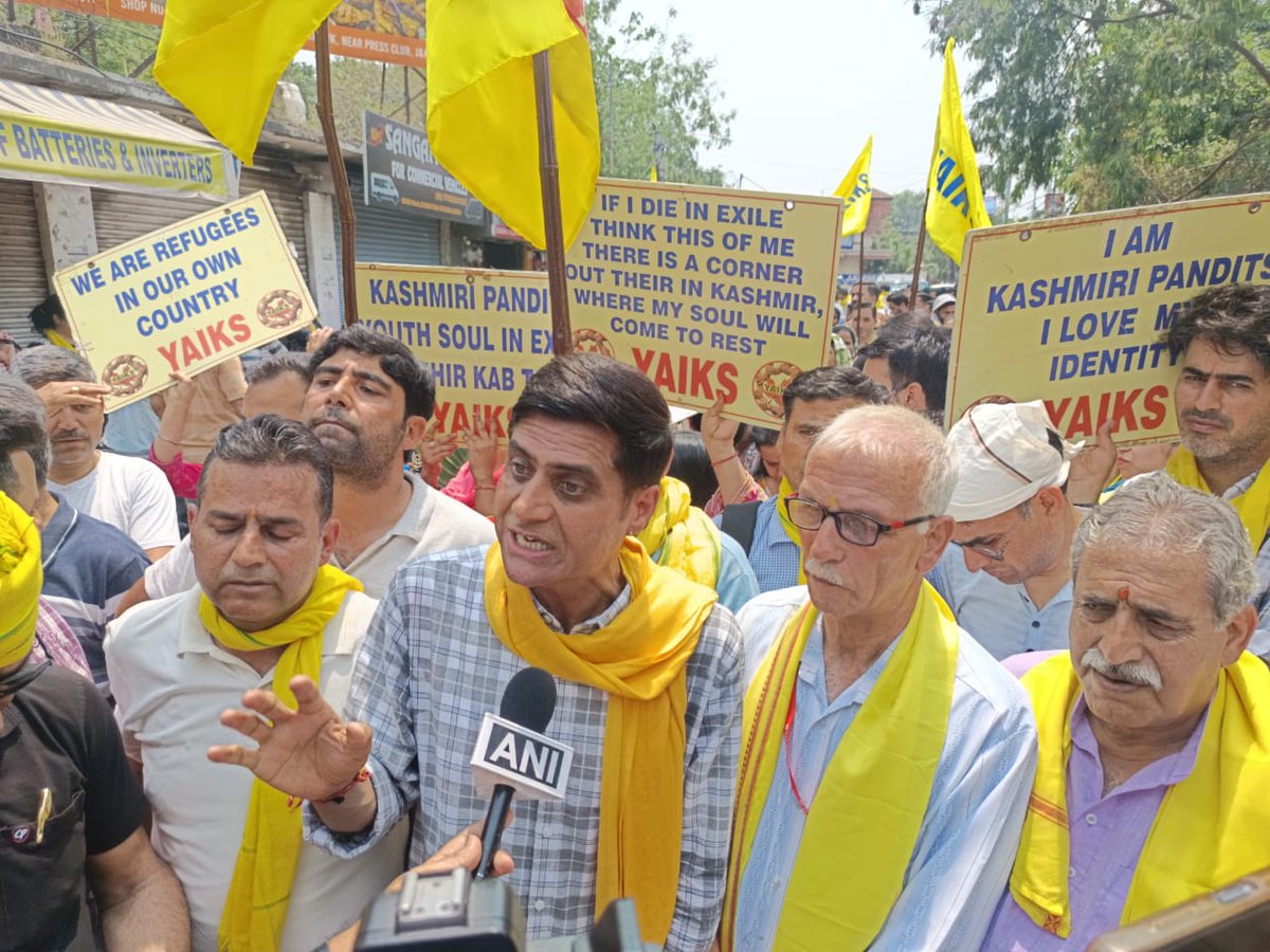 sonikabhat2's tweet photo. #YAIKS hai to sb kuch mumkin hai 
#YAIKS Zindabad zindabad 
#Our real hero Mr. R. K. Bhat sir Zindabad zindabad 
#Well Said Sir awesome speech 
#Abhi nhi to phir kab nhi
#we wanna justice 
#You wanna justice 
#I Wanna justice 
#Our whole Kp community wanna justice 👏👍👌❤️🥰💋😘 https://t.co/TgONjmdvxQ