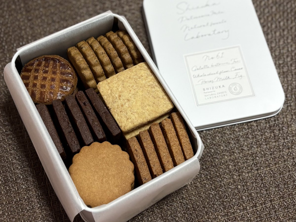 yutn__'s tweet photo. シヅカ洋菓子店NEWoMan高輪限定のクッキー缶♡🍪
日曜の午前中に行ったら並ばずに買えたよ𝜗𝜚
ダブルカカオとフィグがとくに好き(⸝⸝˃ ᵕ ˂⸝⸝)！ https://t.co/JxrbNoc2hm