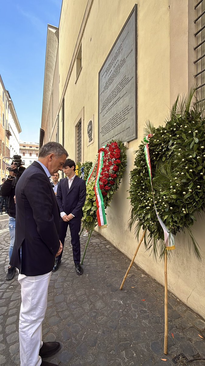 Matteo Renzi tweet media