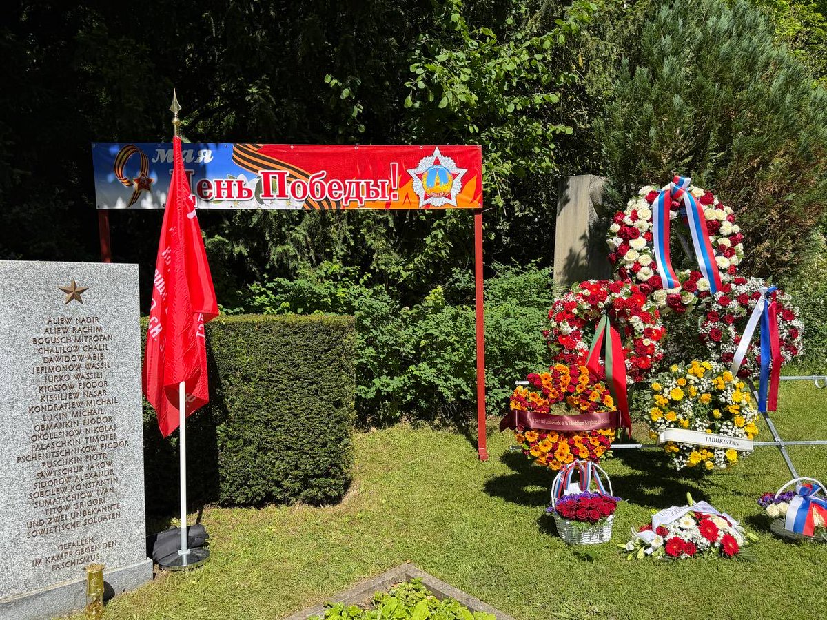 RusEmbSwiss's tweet photo. 9 мая, в День Победы, на кладбище «Хёрнли» в Базеле состоялась торжественная церемония возложения венков к могиле советских солдат.

Посол России Сергей Гармонин выступил с речью перед представителями дипкорпуса.
🇦🇲 🇧🇾 🇰🇿 🇰🇬 🇹🇯 🇺🇿 🇦🇿 

#Победа81 #ДеньПобеды https://t.co/H5lP09CR2n