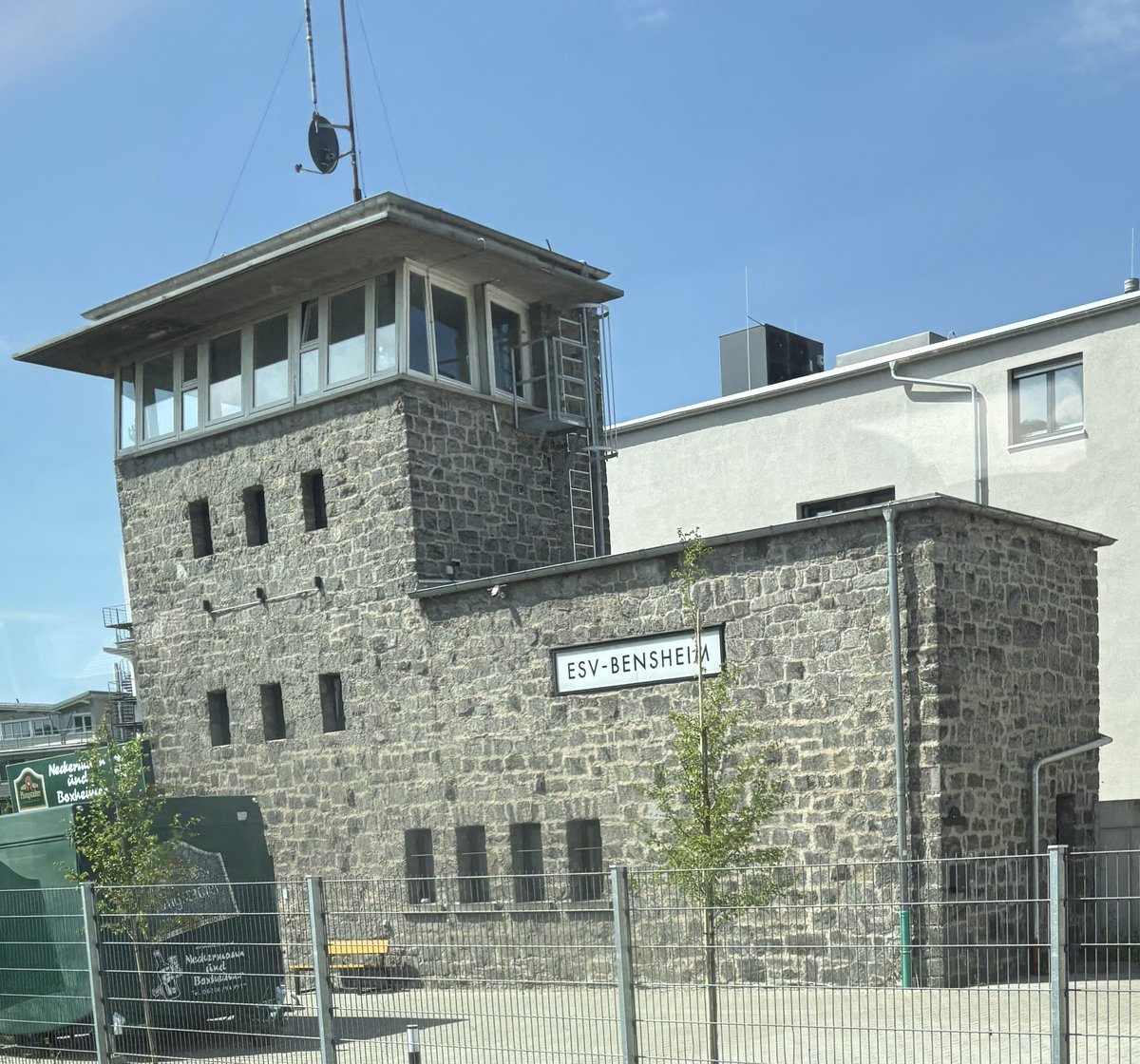 SiegfriedGleich's tweet photo. Ehemaliges Stellwerk in Bensheim. Außer Betrieb seit Pfingstmontag 2012
09.05.2026 https://t.co/LGT0ZnXGyO