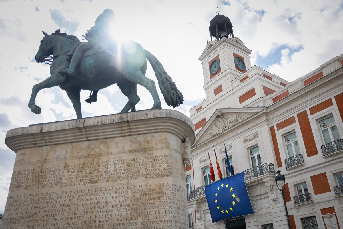 VisitMadrid_es's tweet photo. 🇪🇺 Feliz #DíaDeEuropa desde la Puerta del Sol. 

✅ Descubre la región con el mejor estilo de vida con la @ComunidadMadrid.

📲 https://t.co/Mz0Upm1mkm 

#VisitMadrid https://t.co/zVXJw9BBT1
