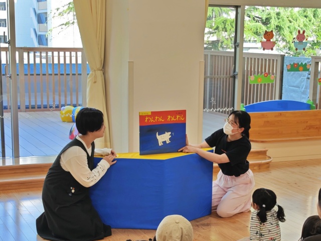 今日は、アズとひらりの2人で、定例会に参加してきました。
ふぁみりこタイムで、サンサンたいそうと「わんわん　わんわん亅という絵本を読んできました。
読み聞かせで、動物の鳴き声を一緒に言ってくれる子がいて、とってもかわいかったです📷
hlc-smile4u.sakura.ne.jp/%e5%ae%9a%e4%b…