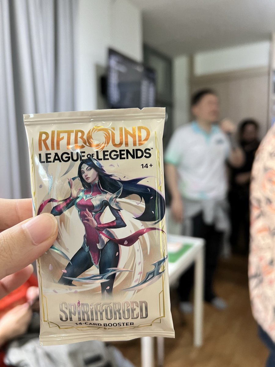 TakagiMinami_7's tweet photo. แวะมาเล่นการ์ด Riftbound กับอาจารย์ นกน.  คับ 

ตอนเดินเข้าร้านมีจับฉลากได้ชื่อเราพอดี ว้าวมาก✨🎉

ก่อนกลับเพิ่งเห็นสาวๆยืนมองอยู่ด้วย55555 https://t.co/Apb7C0soVS