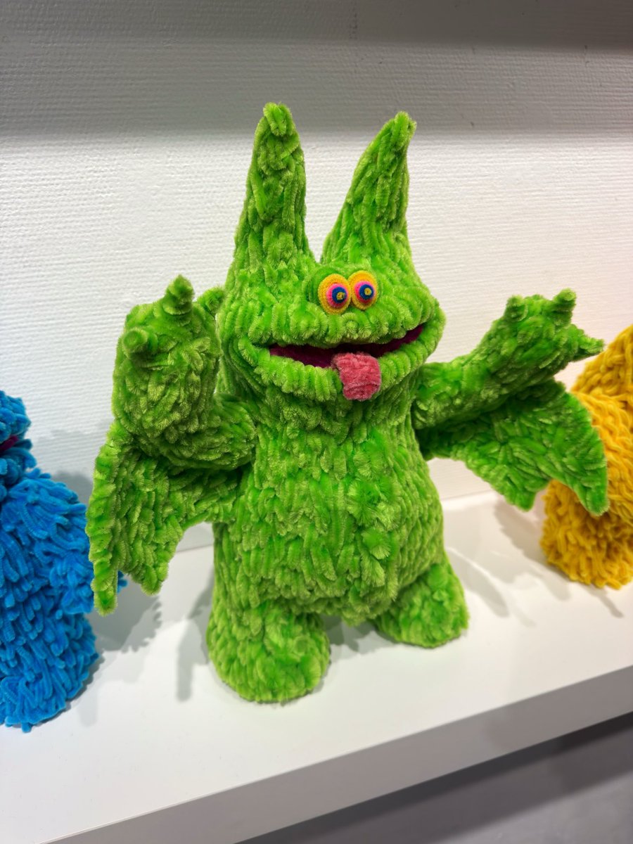 RT @iam_tuka: フジサキタクマさんの個展へ ポップなモール作品が沢山