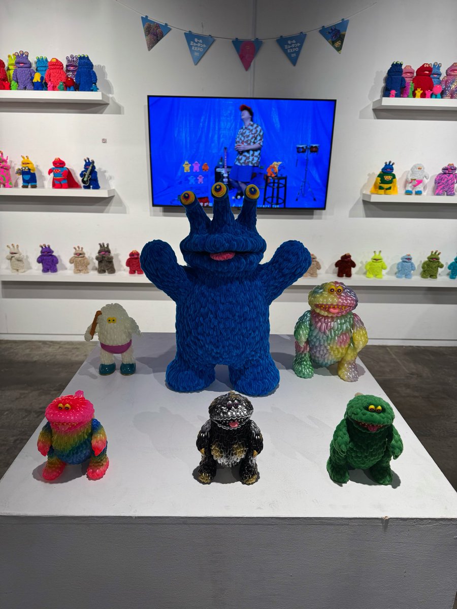 RT @iam_tuka: フジサキタクマさんの個展へ ポップなモール作品が沢山
