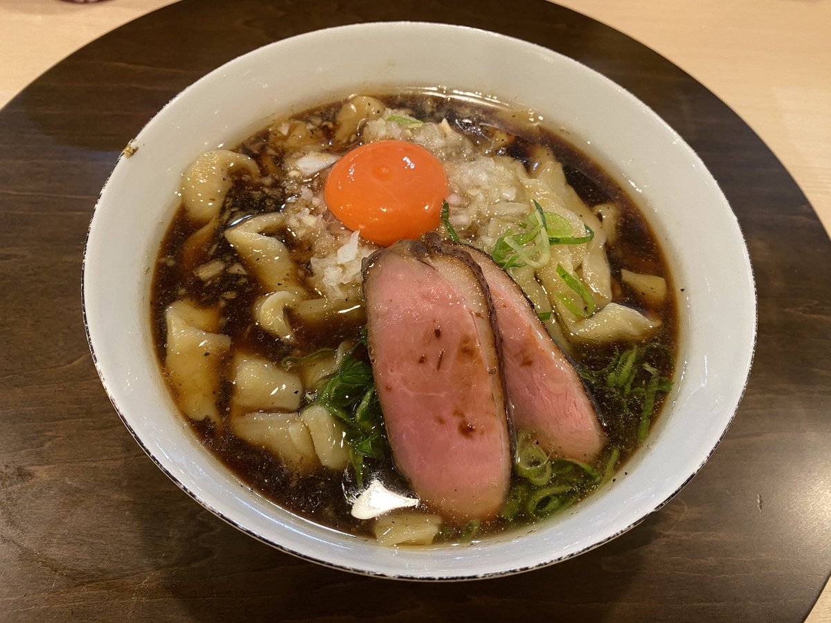 wave_ramen's tweet photo. 【53 極太鴨玉BLACK＋チャーシュー炊き込みご飯 手打麺処 かめ囲@柴崎】
初訪にてレギュラーを食べるか迷ったが夜の部限定をオーダー。見た目真っ黒なスープだが甘辛いスープに極太の手打麺に絡んで美味しい一杯。生姜が良いアクセント。鴨ローストも西京味噌漬け後燻製されたもので厚切りで美味しい。 https://t.co/L6mPkiTuGn