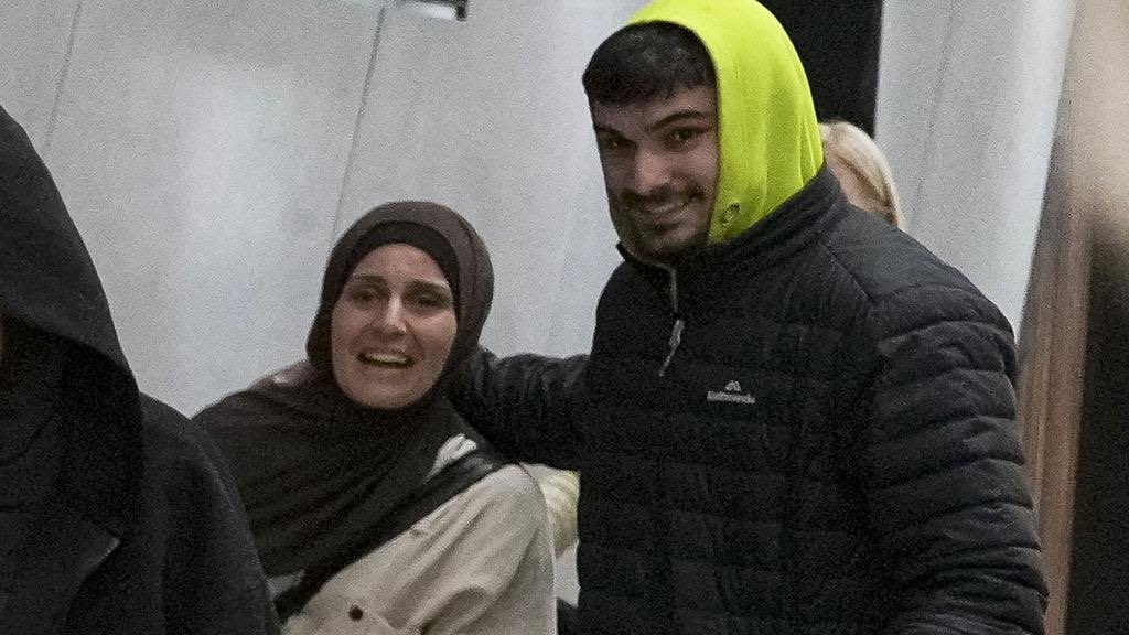 The moment ISIS bride, Zahra Ahmad, laughs when she realises she has actually duped Anthony Albanese and has been let back into Australia despite being an ISIS terrorists who kept Yazidi slaves and chopped off people’s heads who didn’t believe in Islam.

Why does the Albanese